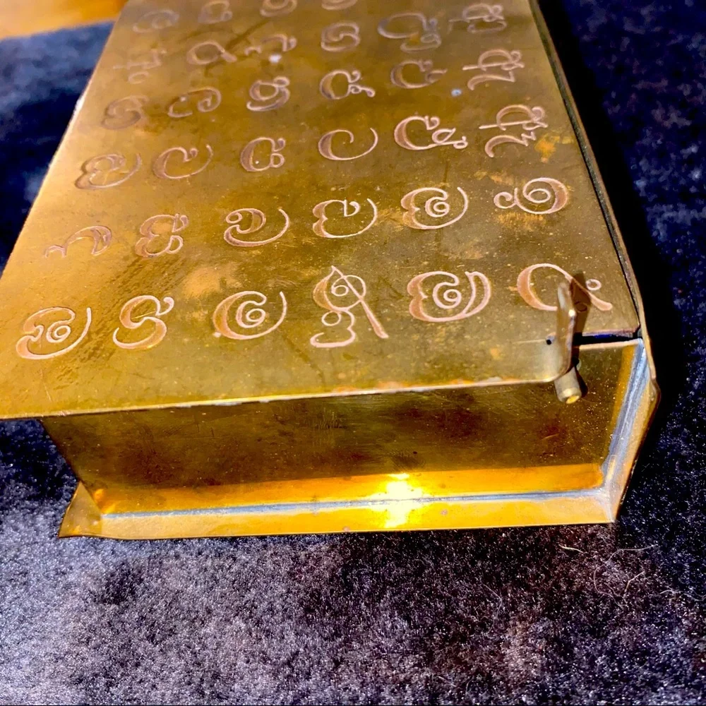 Antique gold toned‎ jewelry box